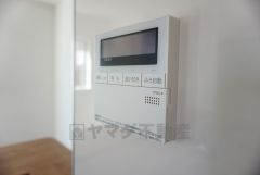 同仕様写真。 おいだき機能つきなのでお風呂に入る時間が異なるご家庭には嬉しいですね。ボタン一つで快適で便利な生活が＾＾