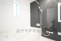 1日の疲れを癒すくつろぎのバスルーム。足を伸ばしてもゆったりと入れるサイズです。お子様と一緒にお風呂に入っても狭くないですね＾＾