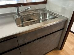 大きなお鍋も楽々洗える幅の広いシンクです＾＾ステンレスシンクなので簡単にお掃除できますよ。洗剤やスポンジもすっきりできる収納付き。 