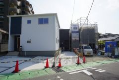 右：1号棟、左：2号棟、真ん中奥：3号棟。