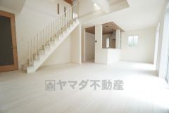窓から光が差し込む明るいダイニングです＾＾