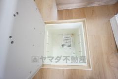 キッチンにある床下収納は、居住スペースを減らさずに買い置きの調味料や非常食などを保管することができます。