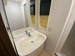 AIによる画像加工（家具・荷物の消去）を行っています。鏡付きで毎朝の支度もはかどります。歯みがきセットや化粧品もきれいに整頓できますよ。
