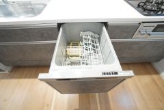 食事の後の手間を解消する食器洗い乾燥機付。冬場の洗い物で手荒れの悩みもなくなります。手洗いよりも節約できて便利。