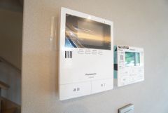 防犯性、セキュリティ対策に安心できるテレビモニター付きインターフォンです。セールスマン対策にもなり安心できます。