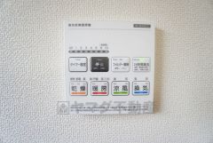 浴室暖房乾燥機付き＾＾梅雨の時期や花粉、PM2.5が酷いときなどの洗濯を干すのに重宝しそうですね＾＾