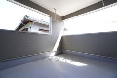 幅広のインナーバルコニーは多少の雨でも洗濯物を守ってくれ、家事を助けてくれること間違いなし。眩しすぎる日差しも和らげます。心地よい自然の光や風を感じることができ、ほどよく開放感のある空間＾＾ 