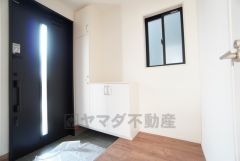 採光も考えられた明るい玄関です。たっぷり収納できるシューズボックス付きなので、家族全員の靴がきれいに整頓できます。