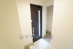 採光も考えられた明るい玄関です。たっぷり収納できるシューズボックス付きなので、家族全員の靴がきれいに整頓できます。