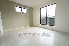 主寝室としてお使いいただけそうなこちらのお部屋は、日当たりが良く、爽やかな風を感じて起きる朝は、快適生活の始まりに。