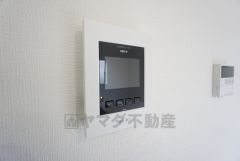 防犯はもちろん、セールスマン対策にもなるモニター付きインターホンです。お子さん1人での留守番時にも活躍しそうです。