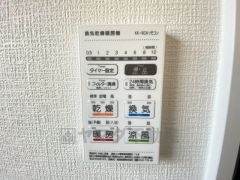 浴室暖房乾燥機には、暖房、乾燥、涼風、換気の4つの機能が付いています。タイマー付きです。換気・雨の日の洗濯も安心です＾＾