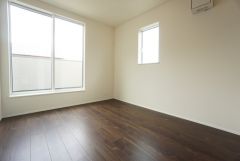 主寝室としてお使いいただけそうなこちらのお部屋は、日当たりが良く、爽やかな風を感じて起きる朝は、快適生活の始まりに。