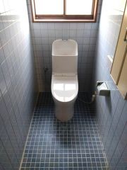 トイレは2ヶ所設けられているので、来客時にも気兼ねなく使えますね。小窓付きで換気も出来ます。