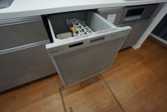 食事の後の手間を解消する食器洗い乾燥機を標準装備。手洗いよりも断然節約でき、節水で自然にもやさしいです。