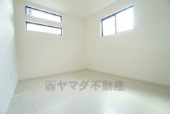 2面採光を確保した明るい室内は、風通しも良く、大変居心地の良い空間となっております。日当たりがよく、子供部屋としての利用もおすすめ。