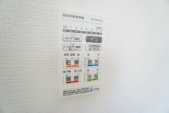 雨の日の洗濯も安心できる浴室暖房乾燥機付き浴室。リモコンで操作もボタン1つで簡単。