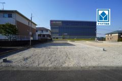 弥生が丘小学校(歩5分)。敷地面積約70坪＾＾カースペース6台分。西鉄バス「弥生が丘四丁目」歩2分。JR鳥栖駅行＾＾
