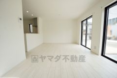 ご家族で団らんの時間を過ごすリビングダイニング。