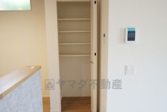 キッチン後方にはパントリー付き。長期保存ができるもの、調理器具、防災グッズを入れておくのもいいですね。