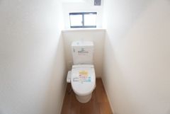 1階2階の2ヶ所にトイレがありますので、忙しい朝にも家族に気を使わず、ゆとりが生まれますね＾＾ 小窓付きで換気する時に便利です＾＾