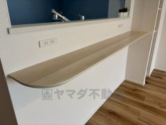 キッチン前面にはカウンター付き＾＾ 料理や配膳・片付けの動線が短縮され家事効率がアップしますね＾＾ お子さまの勉強スペースや作業の場、家事の合間の一息休憩にも＾＾