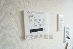 雨の日の洗濯も安心できる浴室暖房乾燥機付き浴室。リモコンで操作もボタン1つで簡単。