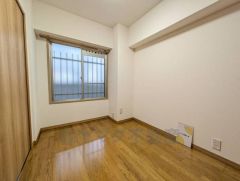 6帖。採光を確保した明るい室内は、風通しも良く、大変居心地の良い空間となっております。日当たりがよく、子供部屋としての利用もおすすめ。 