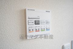 雨の日の洗濯も安心できる浴室暖房乾燥機付き浴室。 浴室暖房乾燥機には、暖房、乾燥、涼風、換気の4つの機能が付いています。タイマー付きです。