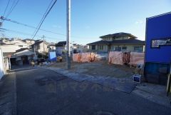 現地（2026年1月）撮影。 前面道路は北側約4ｍ公道に面しています＾＾ 長住小学校まで徒歩約8分。 花畑中学校まで徒歩約17分。