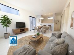 家族が集まる開放的なリビング。思い思いの時間を過ごしたり食事をしたり、素敵な団らんの場になりますね。家具はCGによるイメージ画像です。