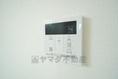 キッチン横からお湯張り、追い炊き、足し湯がボタン一つで楽々操作できる給湯機リモコンです＾＾忙しい夕飯の準備の時間帯に重宝しますね。