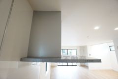 お手入れが簡単なスリム型レンジフードです。調理により発生する油煙や臭いを吸い込み、屋外へ排気してくれます。
