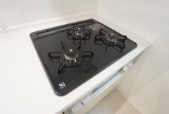 3種類の料理が同時に調理できる、3口ガスコンロ。忙しい夕食の支度時間が短縮できて効率よくお料理が楽しめます。