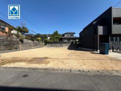 筑紫丘小学校まで徒歩8分。スーパーやコンビニなども近く周辺環境充実。快適でゆとりのある生活空間で新生活を始めましょう^^