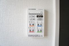雨の日の洗濯も安心できる浴室暖房乾燥機付き浴室。リモコンで操作もボタン1つで簡単です。