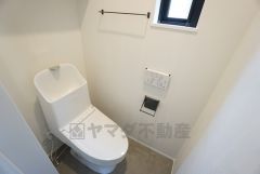 ウォシュレット、暖房便座、節電・節水機能など、使い勝手のよい高機能トイレです。小窓付きで換気する時に便利です＾＾