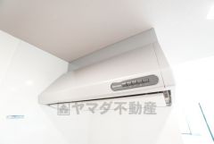 コンロ上には換気扇完備＾＾すぐ横に小窓が設けられているので、換気扇と合わせてWで換気できます＾＾