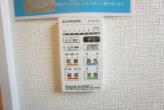 浴室暖房乾燥機には、暖房、乾燥、涼風、換気の4つの機能が付いています。タイマー付きです。換気・雨の日の洗濯も安心です＾＾