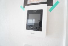 防犯性、セキュリティ対策に安心できるテレビモニター付きインターフォンです。セールスマン対策にもなり安心できます。