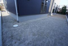 お庭付き＾＾日光浴やガーデニングはもちろん、お子さまの外遊びの場としても＾＾リビングから様子が見守れるので安心ですね＾＾ 