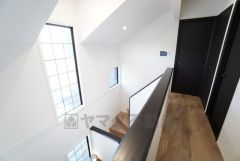 玄関上部は吹き抜け。2階まで届く吹き抜けが、住まい全体に光と風を届けます。 日中でも暗くなりがちな階段下が明るくなり安全ですね。 