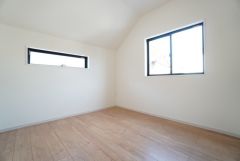 2面採光を確保した明るい室内は、風通しも良く、大変居心地の良い空間となっております。日当たりがよく、子供部屋としての利用もおすすめ。