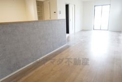 大きな掃き出し窓のあるリビングは、陽光あふれる明るい空間です。ゆったりと寛げる憩いの場となりそうです。
