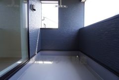 幅広のインナーバルコニーは多少の雨でも洗濯物を守ってくれ、家事を助けてくれること間違いなし。眩しすぎる日差しも和らげます。