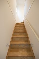 お子様も高齢の方も安心して上り下りができる手摺がついた安心設計です。