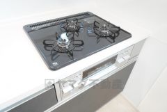 3種類の料理が同時に調理できる、3口ガスコンロ。忙しい夕食の支度時間が短縮できて効率よくお料理が楽しめます。