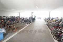 屋根付き駐輪場完備。清掃と管理により、常に清潔で安全な環境を維持しています。