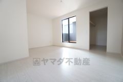 主寝室としてお使いいただけそうなこちらのお部屋は、日当たりが良く、爽やかな風を感じて起きる朝は、快適生活の始まりに。