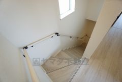 お子様も高齢の方も安心して上り下りができる手摺がついた安心設計です。 階段には小窓を配置しました。日中でも暗くなりがちな階段下が明るくなり安全ですね。 